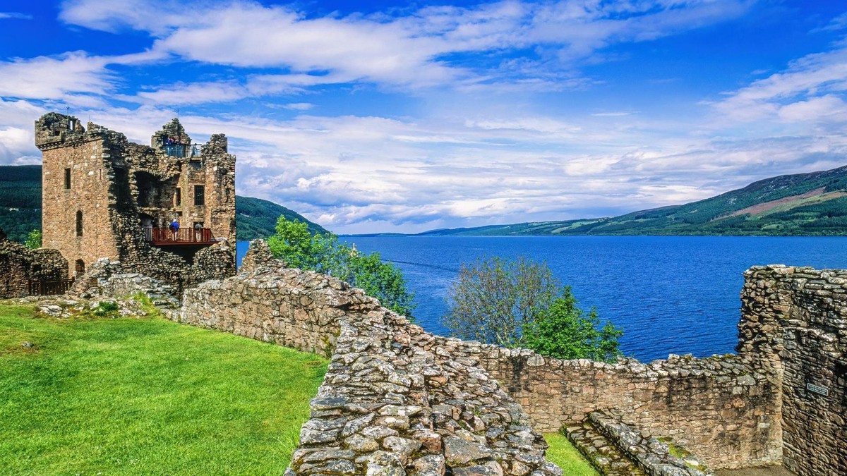 Die Route „Großbritannien ab Hamburg“ führt unter anderem zum Loch Ness mit der Burgruine Urquhart Castle. Urquhart castle in the Scottish highlands by Loch ness