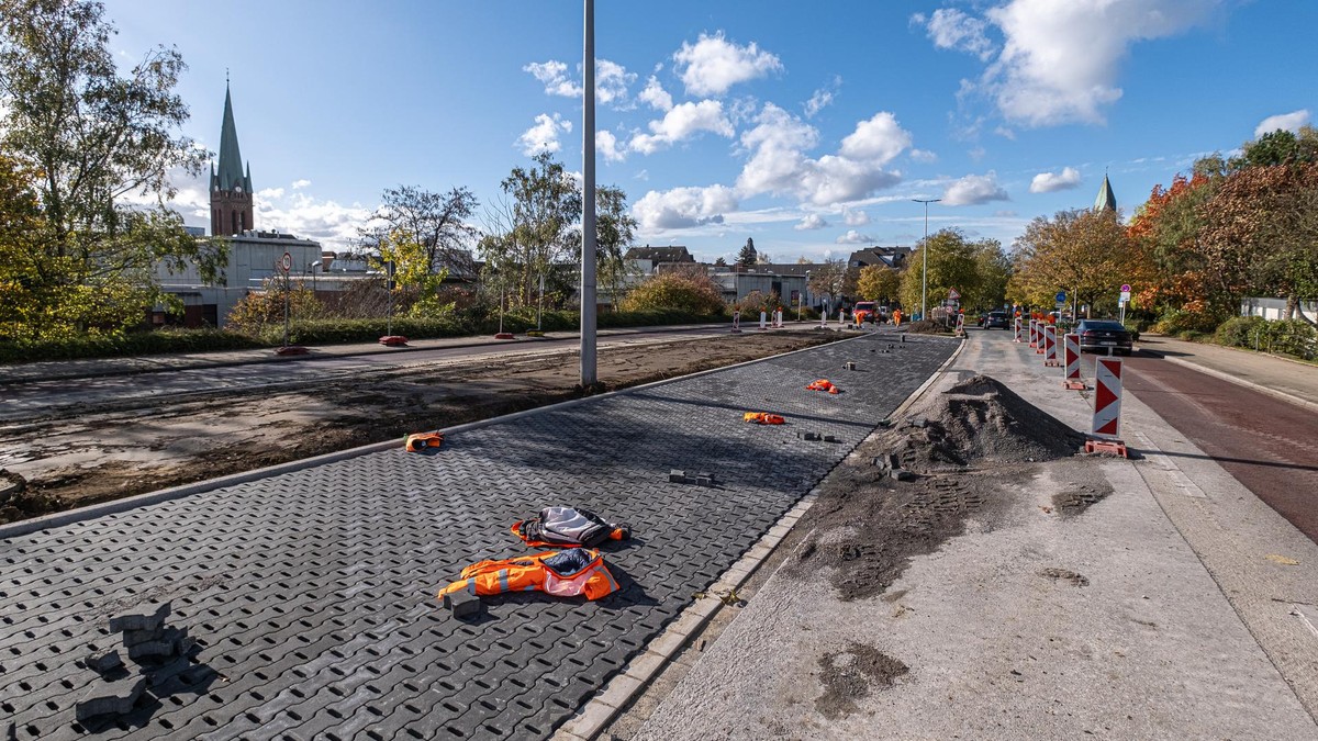 Baustelle Buersche Straße in Gladbeck: Es werden die ersten Parkplätze auf dem Mittelstreifen angelegt. Baustelle Buersche Straße in Gladbeck: Es werden die ersten Parkplätze auf dem Mittelstreifen angelegt.