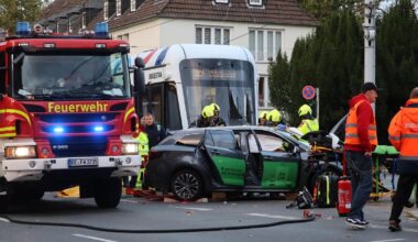 Straßenbahn und Auto krachen zusammen