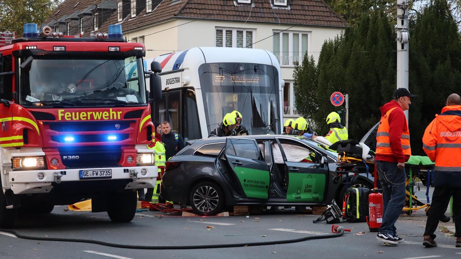 Straßenbahn und Auto krachen zusammen