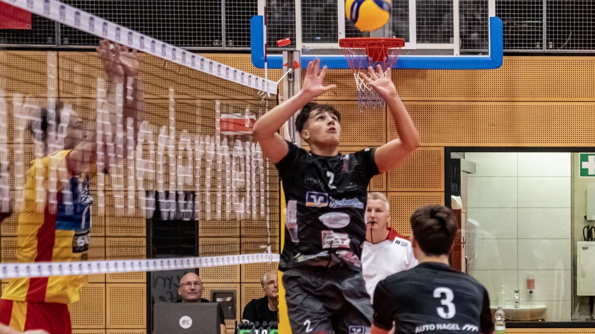 Musste beim Moerser SC gegen Ende des zweiten Satzes in Kiel auf die Bank: Zuspieler Fabio Bertea (2). Musste beim Moerser SC gegen Ende des zweiten Satzes in Kiel auf die Bank: Zuspieler Fabio Bertea (2).