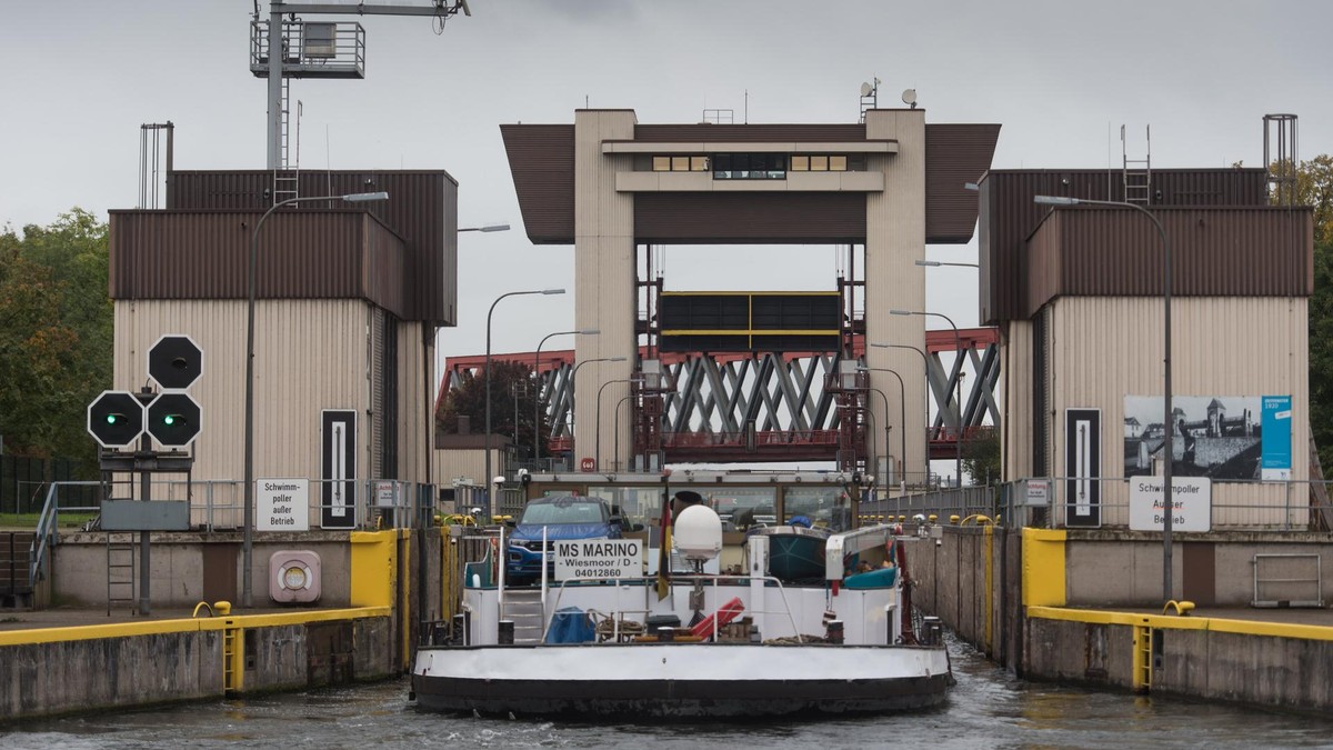 Im Bereich der Schleuse Meiderich haben Beamte der Wasserschutzpolizei Verunreinigungen im Wasser entdeckt.