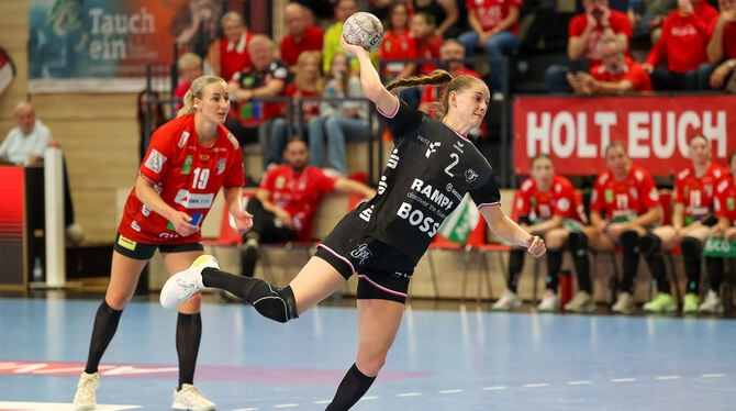 Erwischt in Sachsen-Anhalt einen Sahnetag: Metzingens Linksaußen Selina Lindemann (beim Wurf) erzielt in Halle an der Saale 13 T