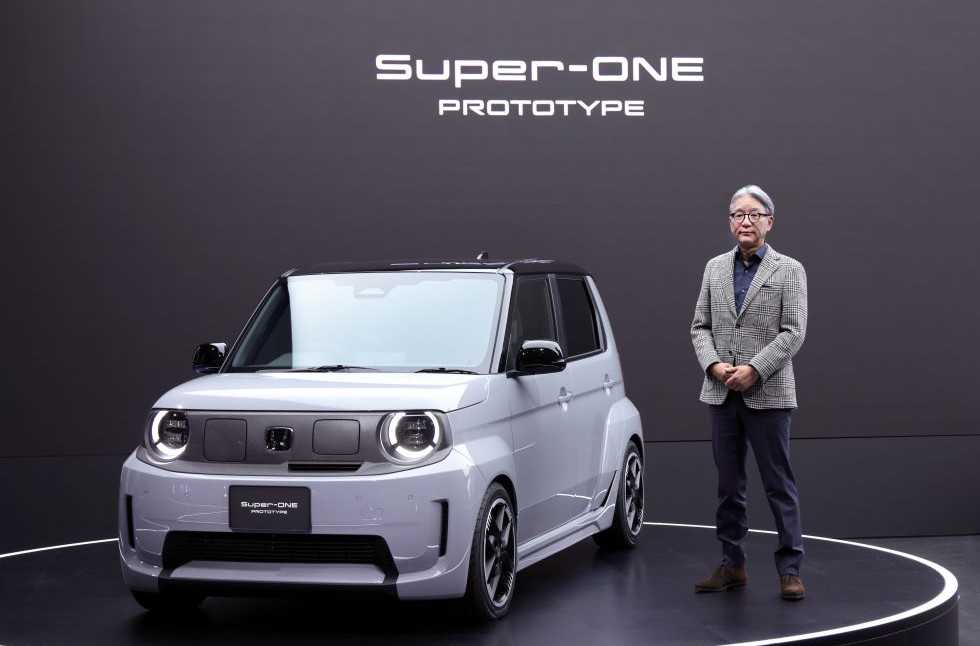 At the Japan Mobility Show, Honda CEO Toshihiro Mibe presented the 'Super-One' as a very production-ready prototype.