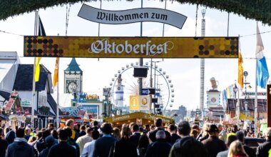 Oktoberfest-News 2025: Besucheransturm am sonnigen Feiertag erwartet - München