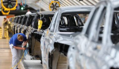 Volkswagen stoppt Autoproduktion, Kurzarbeit in Zwickau: Chip-Krise eskaliert | Politik