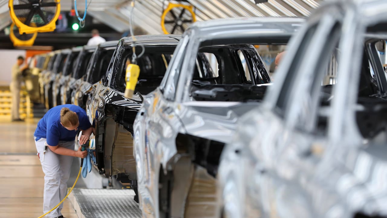 Volkswagen stoppt Autoproduktion: Chip-Krise eskaliert | Geld
