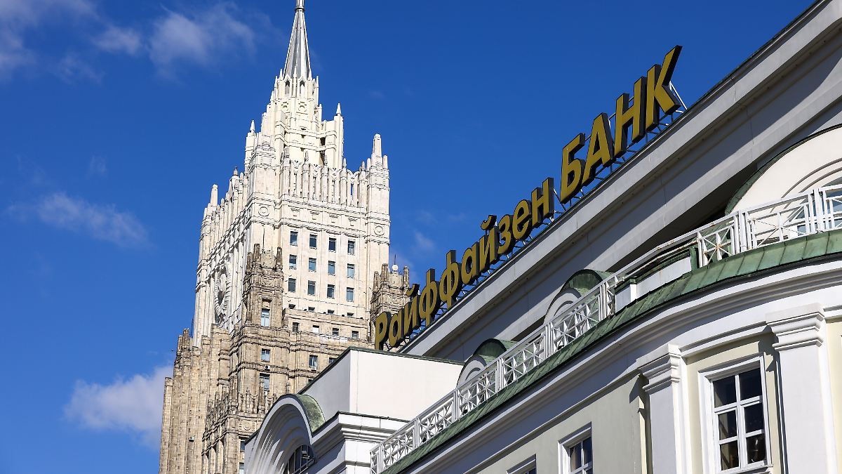 EU erwägt Strafe gegen Raiffeisen Bank International mit russischen Vermögenswerten zu zahlen