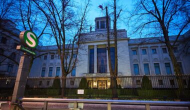 Vorfall vor russischer Botschaft in Berlin: Frau nach mutmaßlicher Drohung mit Messer festgenommen