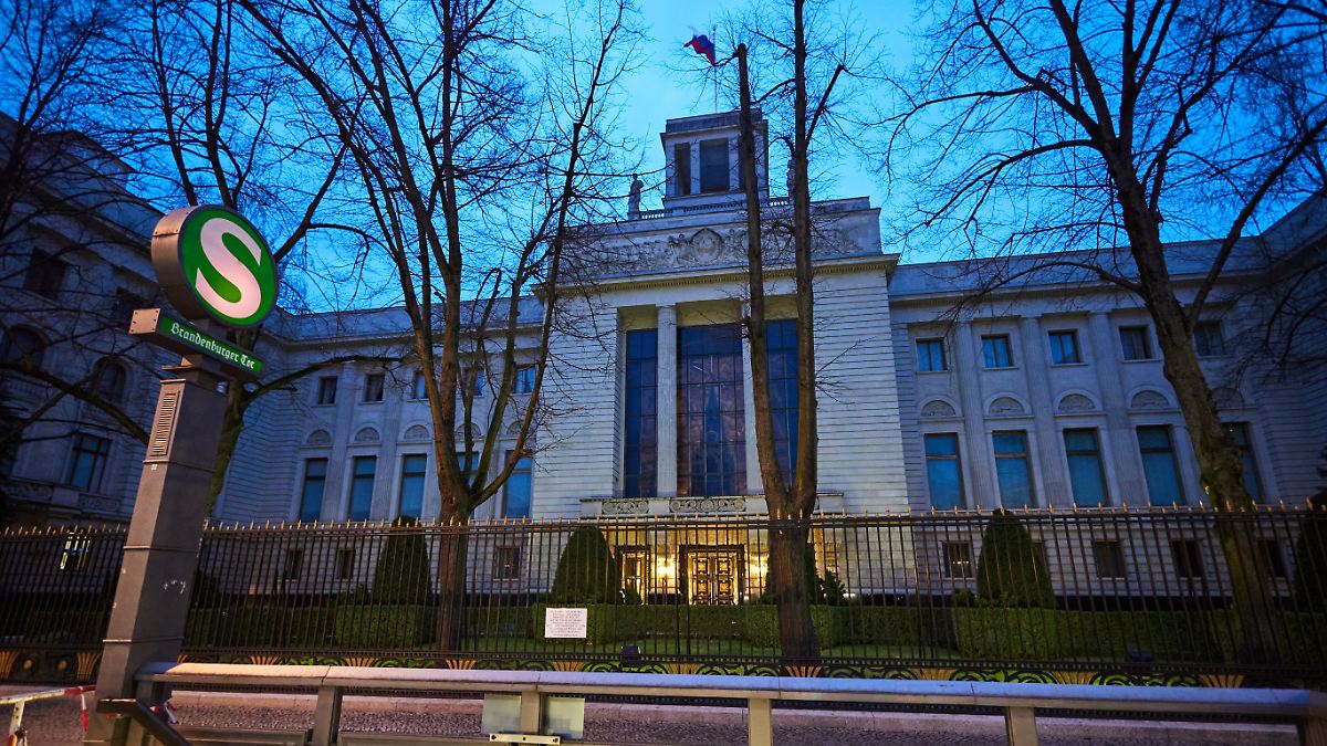 Vorfall vor russischer Botschaft in Berlin: Frau nach mutmaßlicher Drohung mit Messer festgenommen