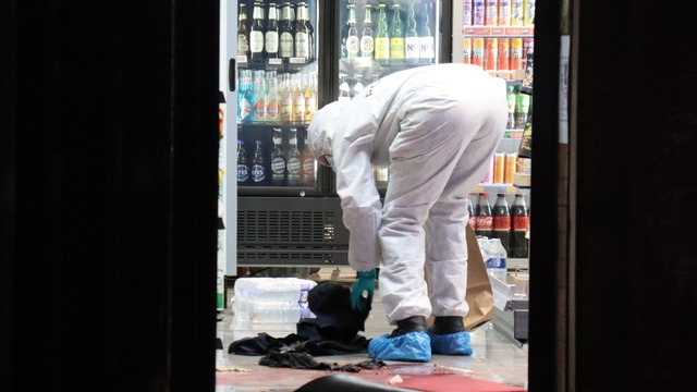 Spurensicherung am Tatort in Mannheim....t ist ein Mann schwer verletzt worden.  | Foto: Ren&eacute; Priebe/dpa
