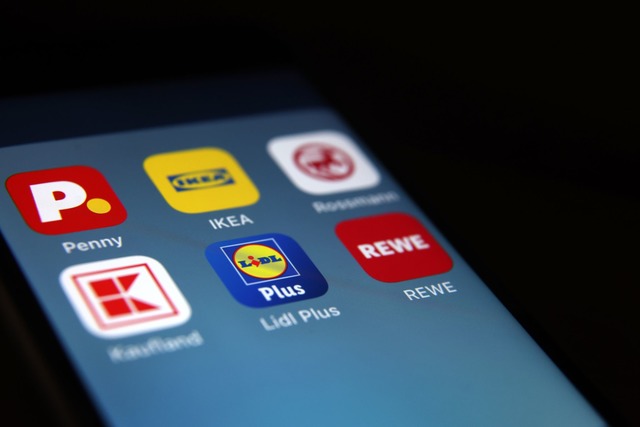 Mehr als 100 Millionen Kunden nutzen die "Lidl Plus"-App weltweit.  | Foto: Karl-Josef Hildenbrand/dpa