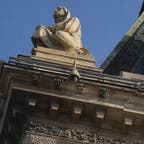 Eine von zu wenigen Sicherheitskameras am Louvre. Jener Balkon, über den die Diebe einstiegen, war nicht überwacht.