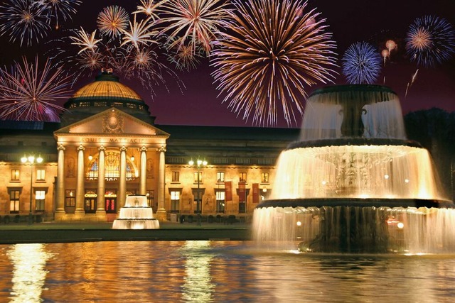 Das Kurhaus Wiesbaden wurde 1907 eröff...u den prächtigsten Festbauten Europas.  | Foto: Anna Maria Gerock ©WICM | Silvester | CC-BY-4.0 Das Kurhaus Wiesbaden wurde 1907 eröff...u den prächtigsten Festbauten Europas.  | Foto: Anna Maria Gerock ©WICM | Silvester | CC-BY-4.0