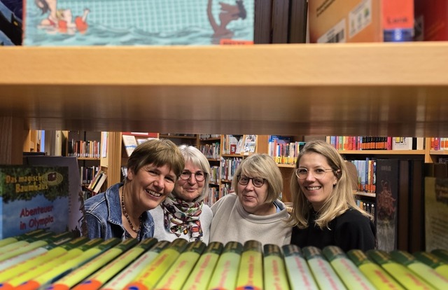 Margrit Brüderle, Silvia Epp, Sabine L... mit anderen Freiwilligen den Betrieb.  | Foto: Simone Höhl