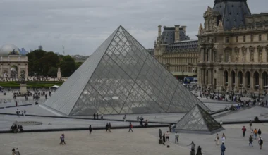 Frankreichs Kulturministerin meldet Raubüberfall auf das Louvre in Paris