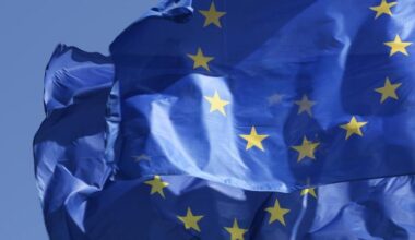 Zwei nebeneinander wehende Europafahnen.