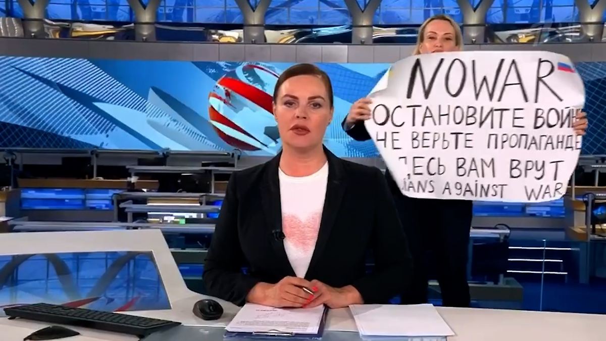 TV-Protest machte sie berühmt: Russland erklärt Journalistin Owsjannikowa zur "ausländischen Agentin"