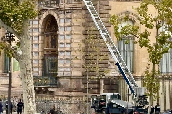 A basket lift used by thieves is seen at the Louvre museum Sunday Oct.19, 2025 in Paris. (AP Photo/Alexander Turnbull)
France Louvre
