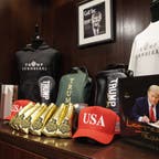 In Donald Trumps Golf-Resort in Schottland gibt es auch Merchandise-Artikel von ihm zu kaufen. Am Sonntag traf er dort Ursula von der Leyen, um über einen Zoll-Deal mit der EU zu verhandeln.