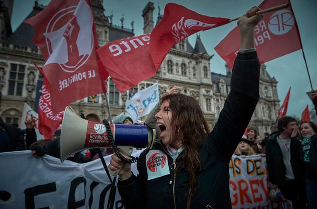 Im April 2023 fand vor dem Hôtel de Ville in Paris eine grosse Kundgebung statt gegen die geplante und dann durchgesetzte Rentenreform.