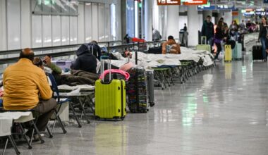 Warum stehen Feldbetten im Terminal?