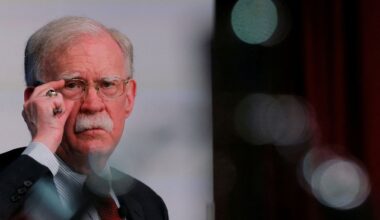 Prominenter Kritiker: Trumps früherer Sicherheitsberater Bolton angeklagt