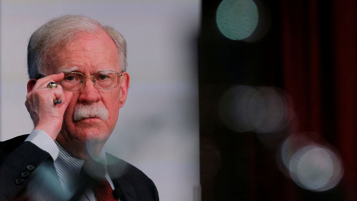 Prominenter Kritiker: Trumps früherer Sicherheitsberater Bolton angeklagt