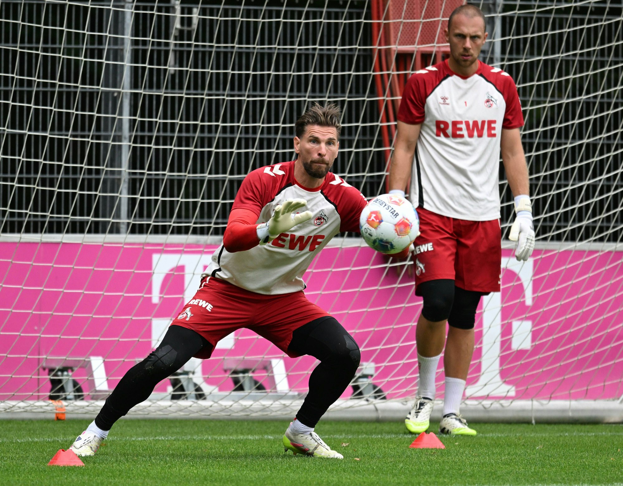 Das neue FC-Torwart- und Kapitänsduo: Ron Robert Zieler (vorn) und Marvin Schwäbe.