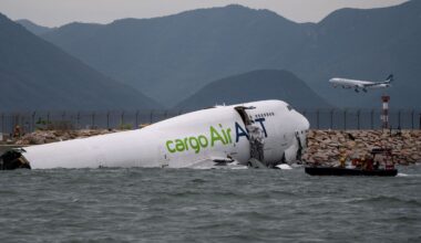 Unfall am Flughafen Hongkong – Boeing 747 stürzt ins Meer