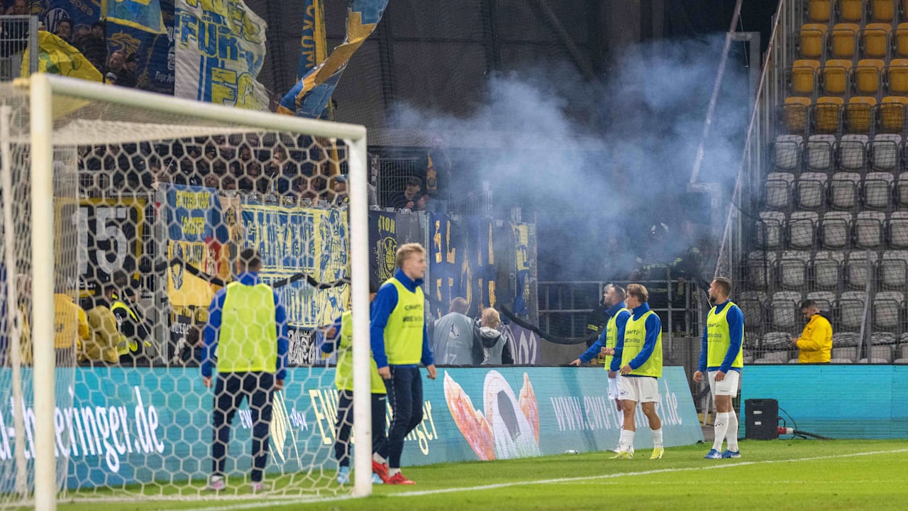 Lok Leipzig: „Fans“ feuern Böller auf eigene Spieler | Sport