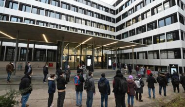 Korruptions-Skandal in Ausländerbehörde: Ermittler finden 100.000 Euro in Wohnung | Regional