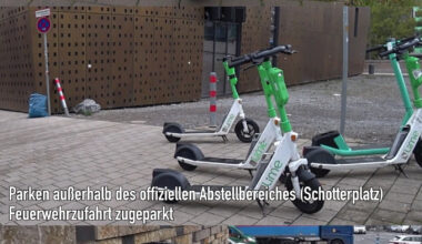 Lime-Scooter kleben besonders gut auf Gehwegen und Wupperbrücken.