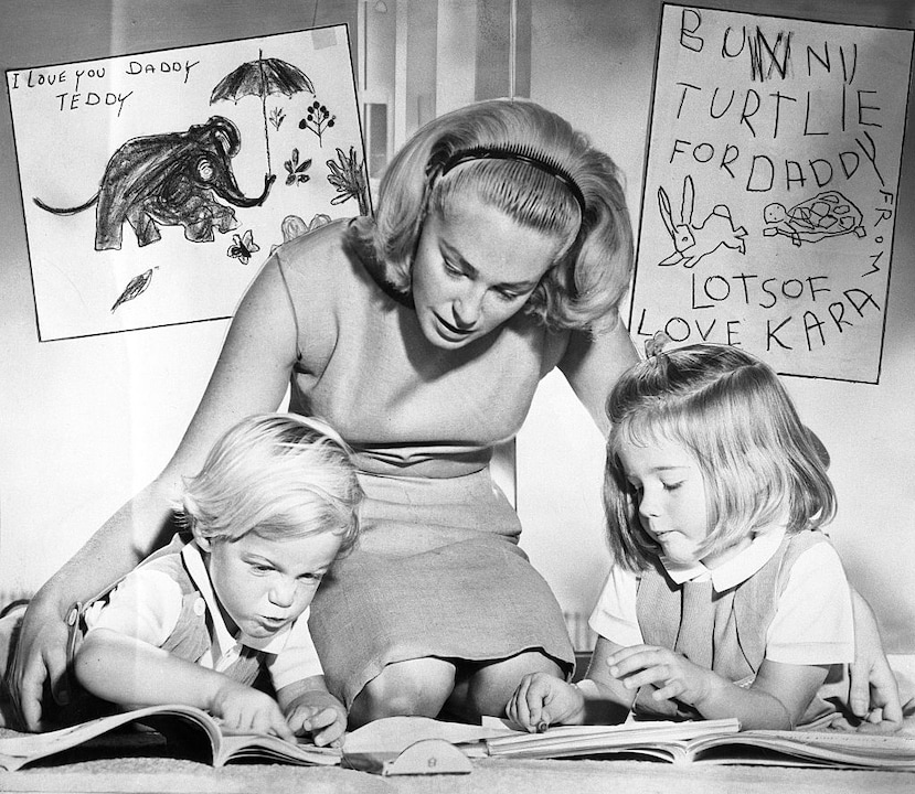 Joan mit Söhnchen Ted (damals 3) und Töchterchen Kara (damals 4) im Jahr 1964. 