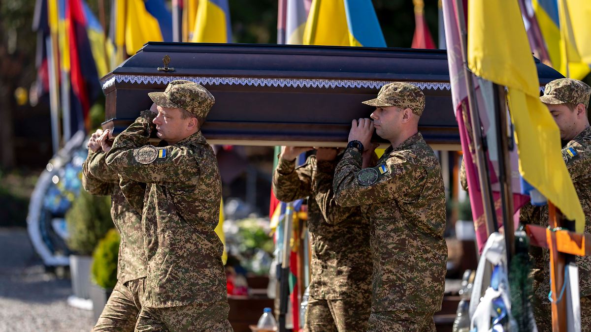 "Leichen sind Herausforderung": Das passiert mit den Gefallenen im Ukraine-Krieg