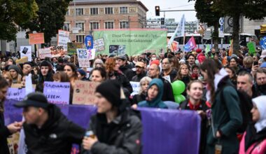 Mehr als tausend Personen demonstrieren gegen Senatskürzungen