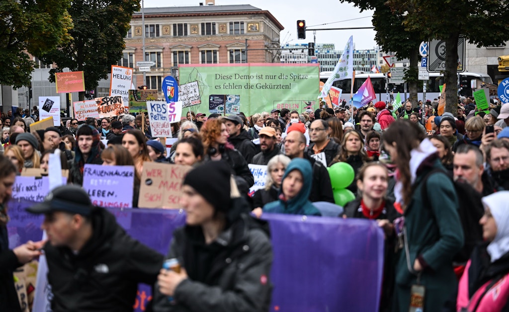 Mehr als tausend Personen demonstrieren gegen Senatskürzungen