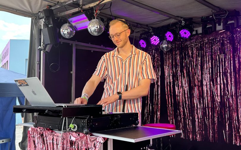 In Gelsenkirchen war am Heinrich-König-Platz das Warm Up für die Taylor Swift Konzerte in der Arena Auf Schalke. Hunderte Swifties stimmen sich auf das Konzert ein und machen Fotos, Steel legt Musik auf.