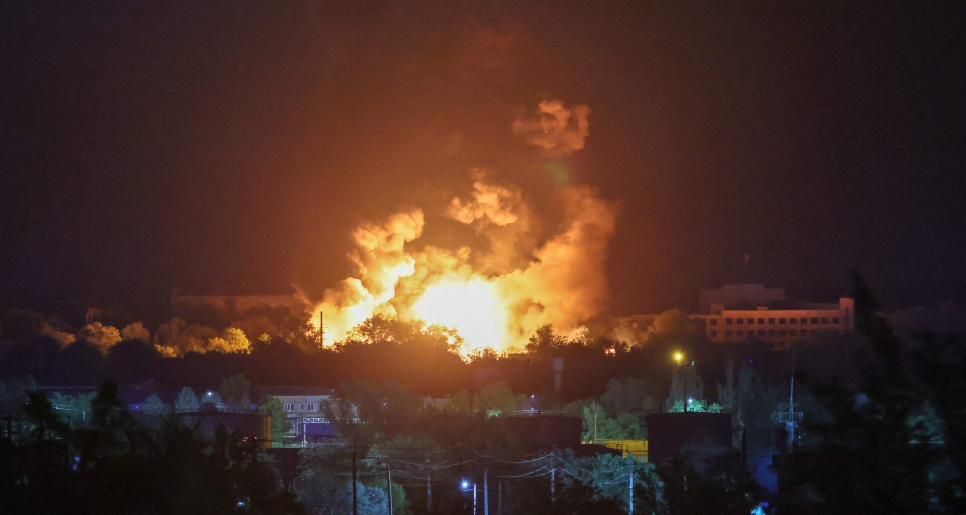 Ein Feuer in Russland nach dem Einschlag einer ukrainischen Drohne.