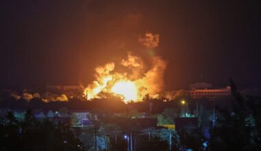 Ein Feuer in Russland nach dem Einschlag einer ukrainischen Drohne.