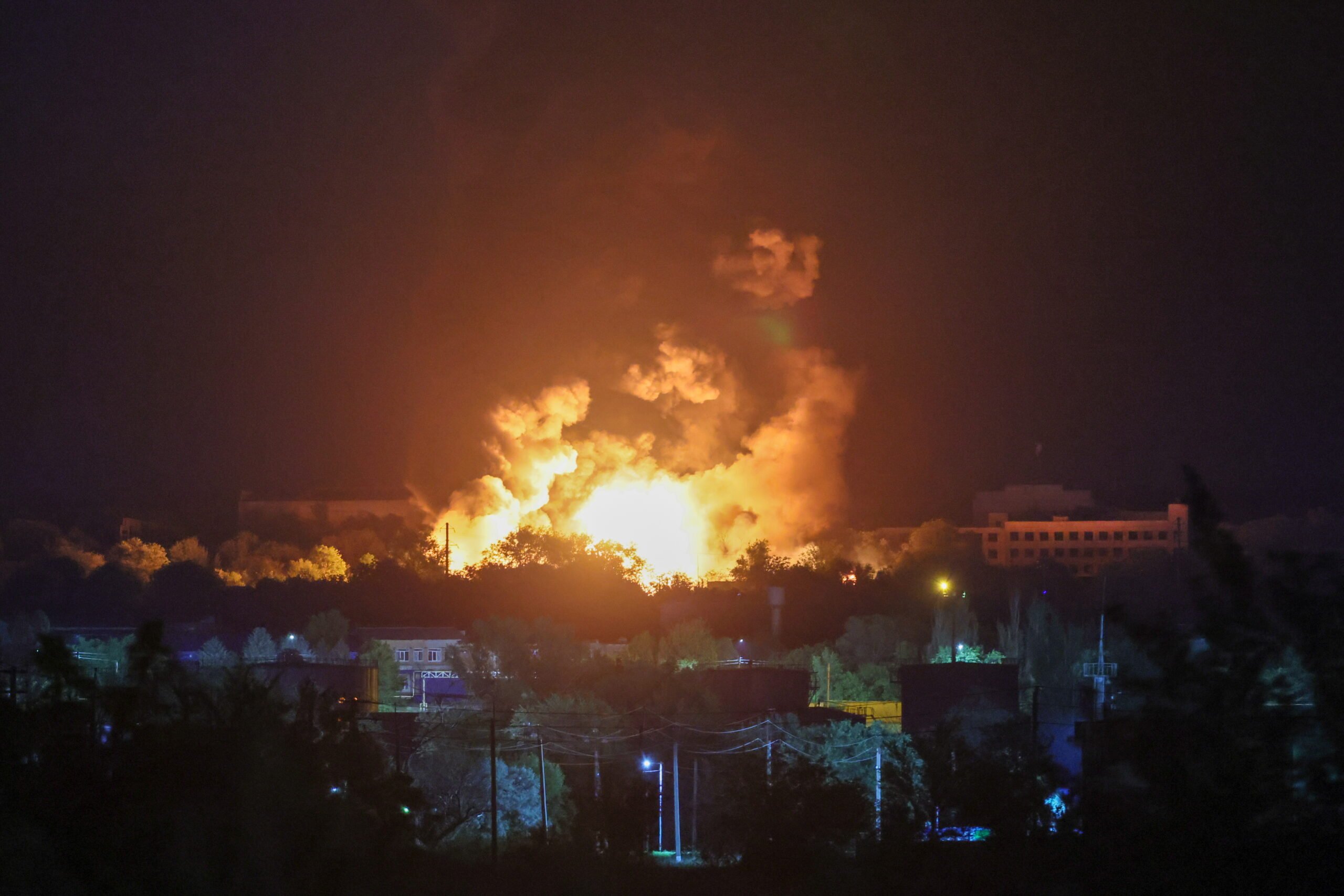 Ein Feuer in Russland nach dem Einschlag einer ukrainischen Drohne.