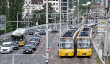 Verbotenes Abbiegen – Auto kracht in Stuttgarter Stadtbahn - Baden-Württemberg