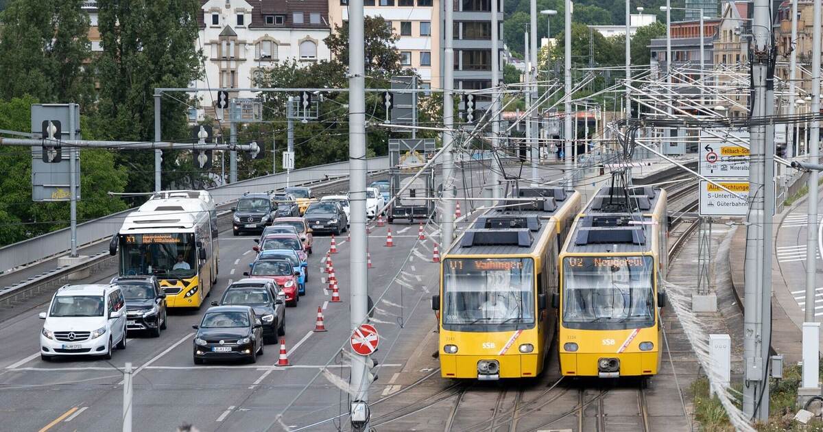 Verbotenes Abbiegen – Auto kracht in Stuttgarter Stadtbahn - Baden-Württemberg