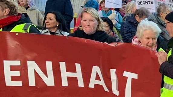 Stadtbild-Zoff: SPD-Fraktionsvize demonstriert in erster Reihe gegen Merz | Politik