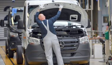 Um knapp ein Drittel: Gewinn bei Mercedes bricht ein | Geld