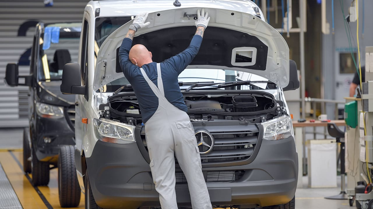 Um knapp ein Drittel: Gewinn bei Mercedes bricht ein | Geld