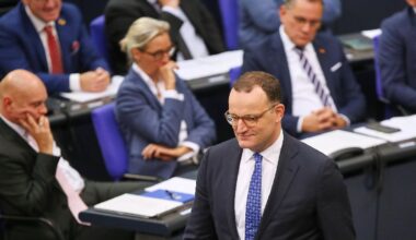 "Verdacht wiegt schwer": Spahn fordert von Weidel Aufklärung der Spionage-Vorwürfe