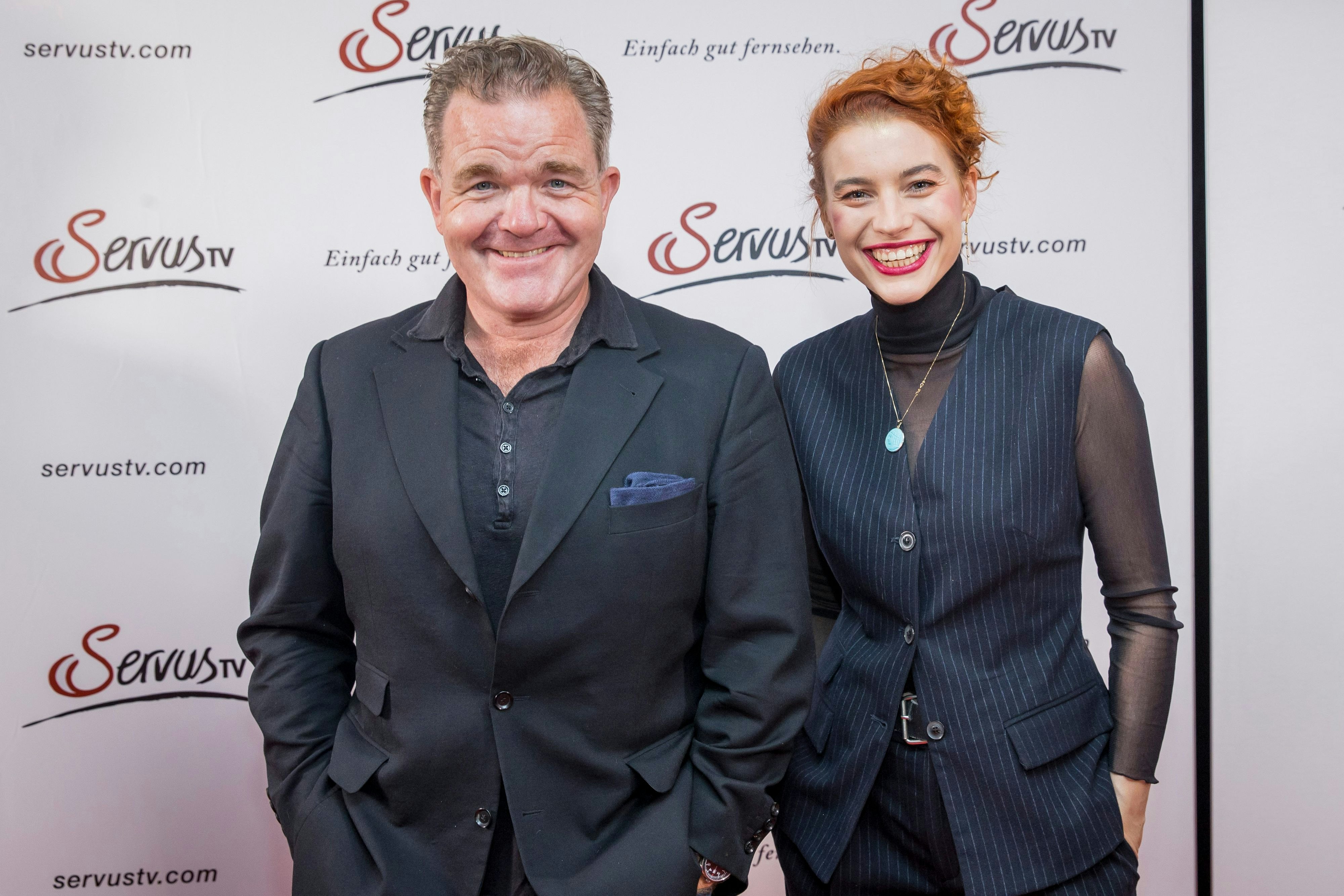 Burg-Star Cornelius Obonya (hier mit Lisa-Lena Tritscher) war in den ersten beiden Altaussee-Krimis der Inspektor Gasperlmaier