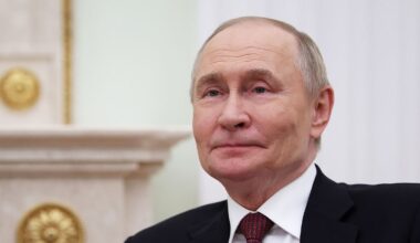 Geburtstagsfeier mit Militärs: Putin: Ukraines Gegenschläge werden "ihr nicht helfen"
