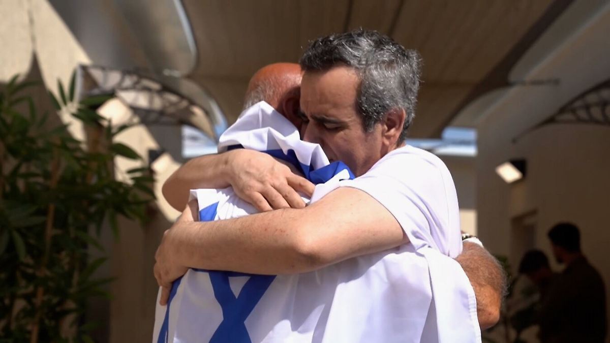 "Er kochte für seine Entführer": Hamas-Geiseln berichten von Folter und Kartenspielen